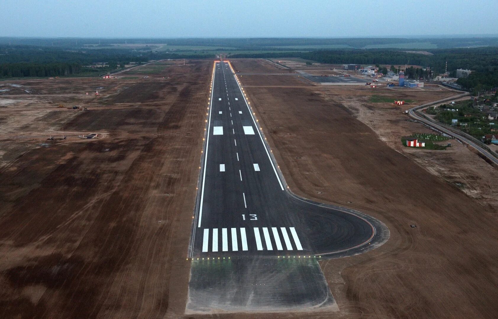 Airport road. Аэродром Калуга. Аэропорт Воронеж Взлетная полоса. Калуга аэропорт ВВП. Взлётно-посадочная полоса Матекане.