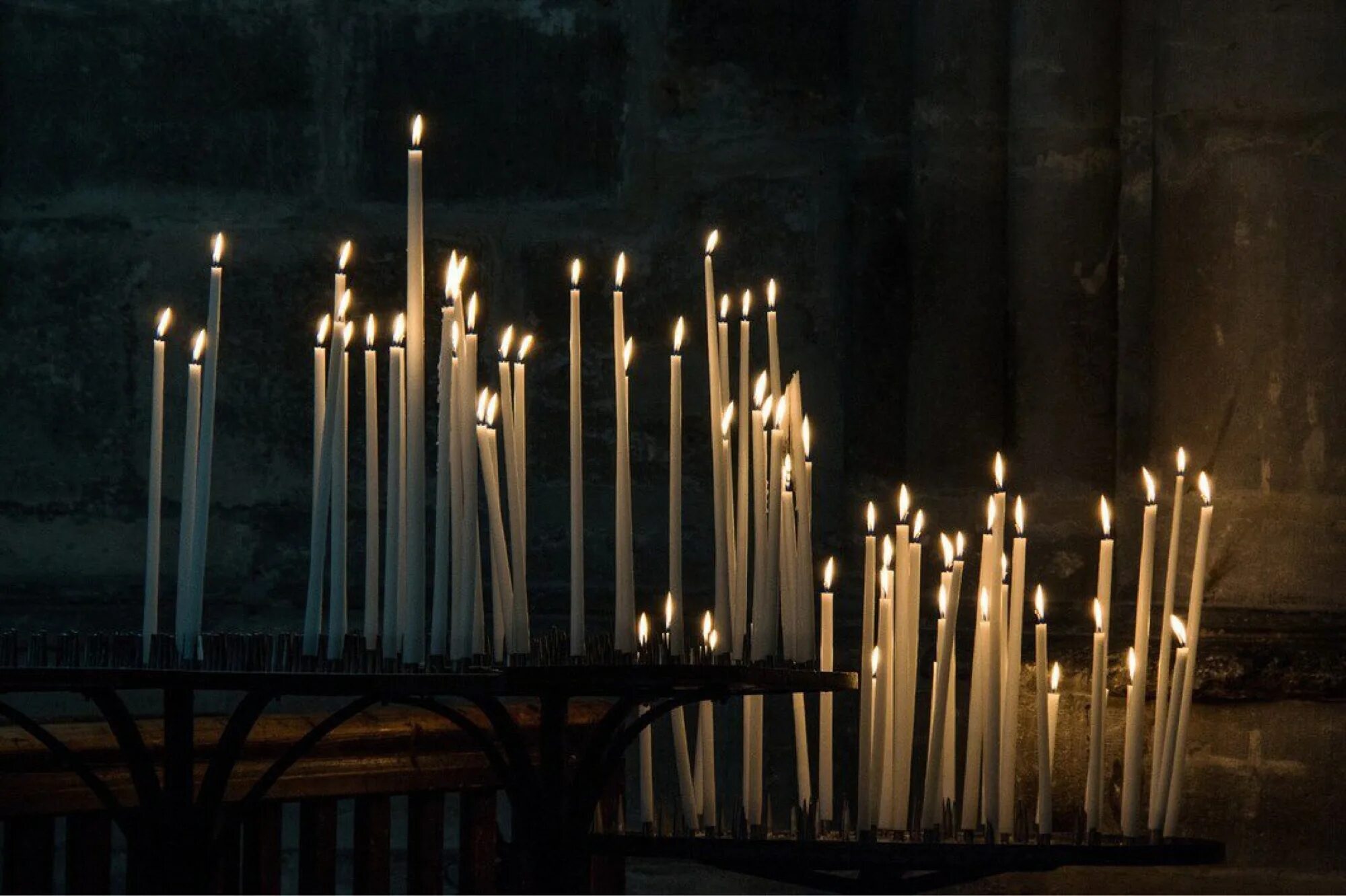 Свечи портят пост. Церковные свечи. Свечи в храме. Горящие свечи в храме. Магические свечи.