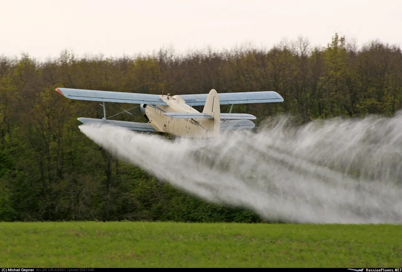 На какой высоте летит самолет распыляющий пестициды. АН-2 кукурузник обработка полей. АН 2 авиахимработы. Опрыскиватель на самолете АН-2. АН-2 фото самолёта.