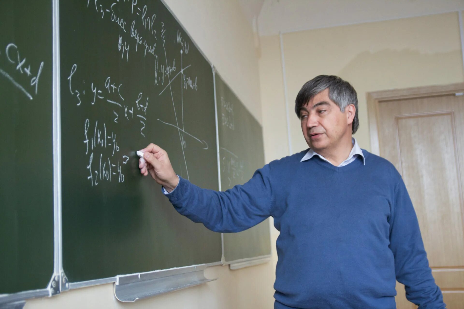 видеоролики по математике. видео с учителем по математике. картинки про математику. математические решения на доске. современная математика.