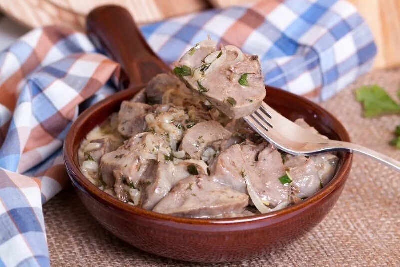 Как вкусно приготовить печень рецепт пошагово. Язык свиной в сметанном соусе. печень в сырном соусе. куриная печенка в сырном соусе. праздничные блюда из говяжьего языка.