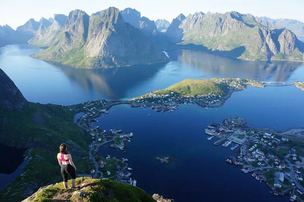 Какая страна имеет природную достопримечательность фьорды. Лофотенские острова, Норвегия. Лофотены Норвегия фьорды. Архипелаг Лофотен Норвегия. Лафотенский остров Норвегия.