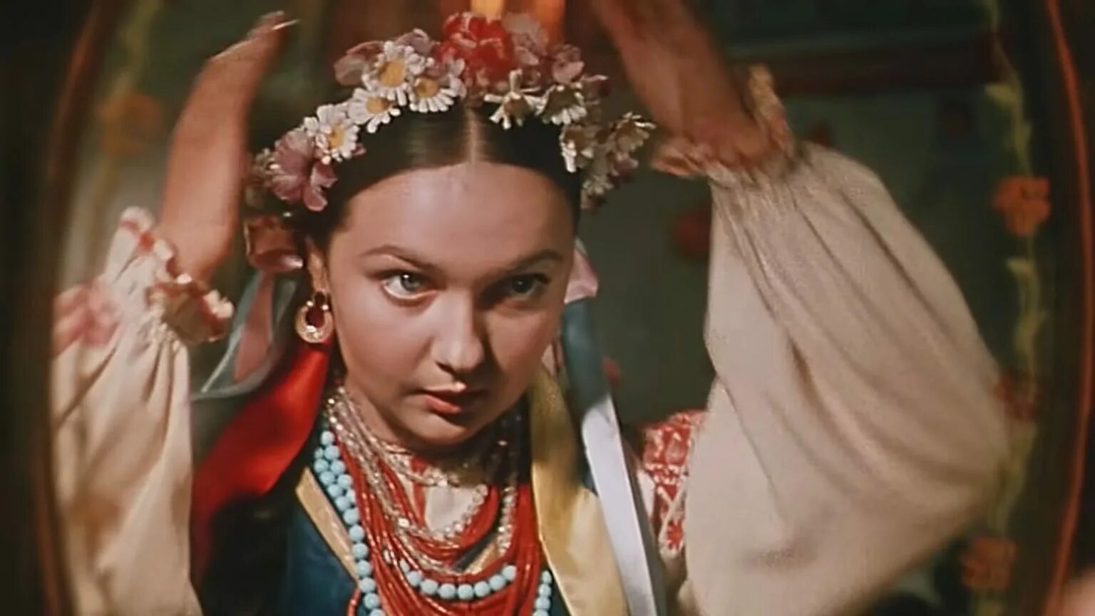 Гоголь ночь перед рождеством солоха. Солоха гоголь. Вечера на хуторе близ диканьки ведьма солоха. Солоха вечера на хуторе. Солоха испугавшись сама металась по комнате.