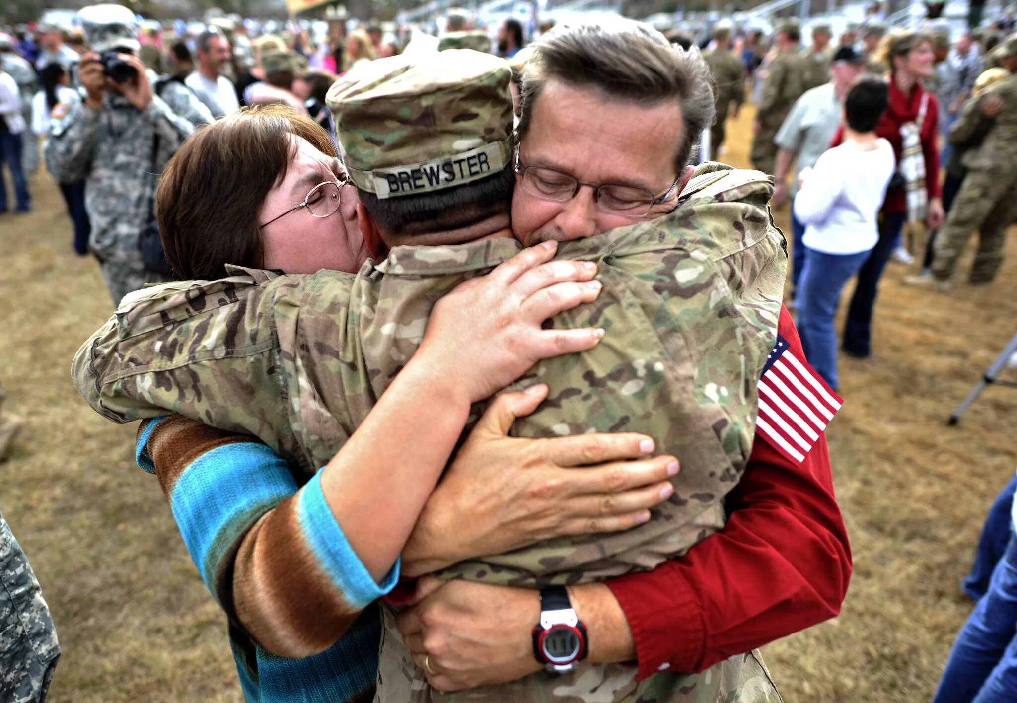 девушка провожает парня в армию. управление 112. мама провожает в армию. проводы сына в армию. встреча солдата с армии с мамой.