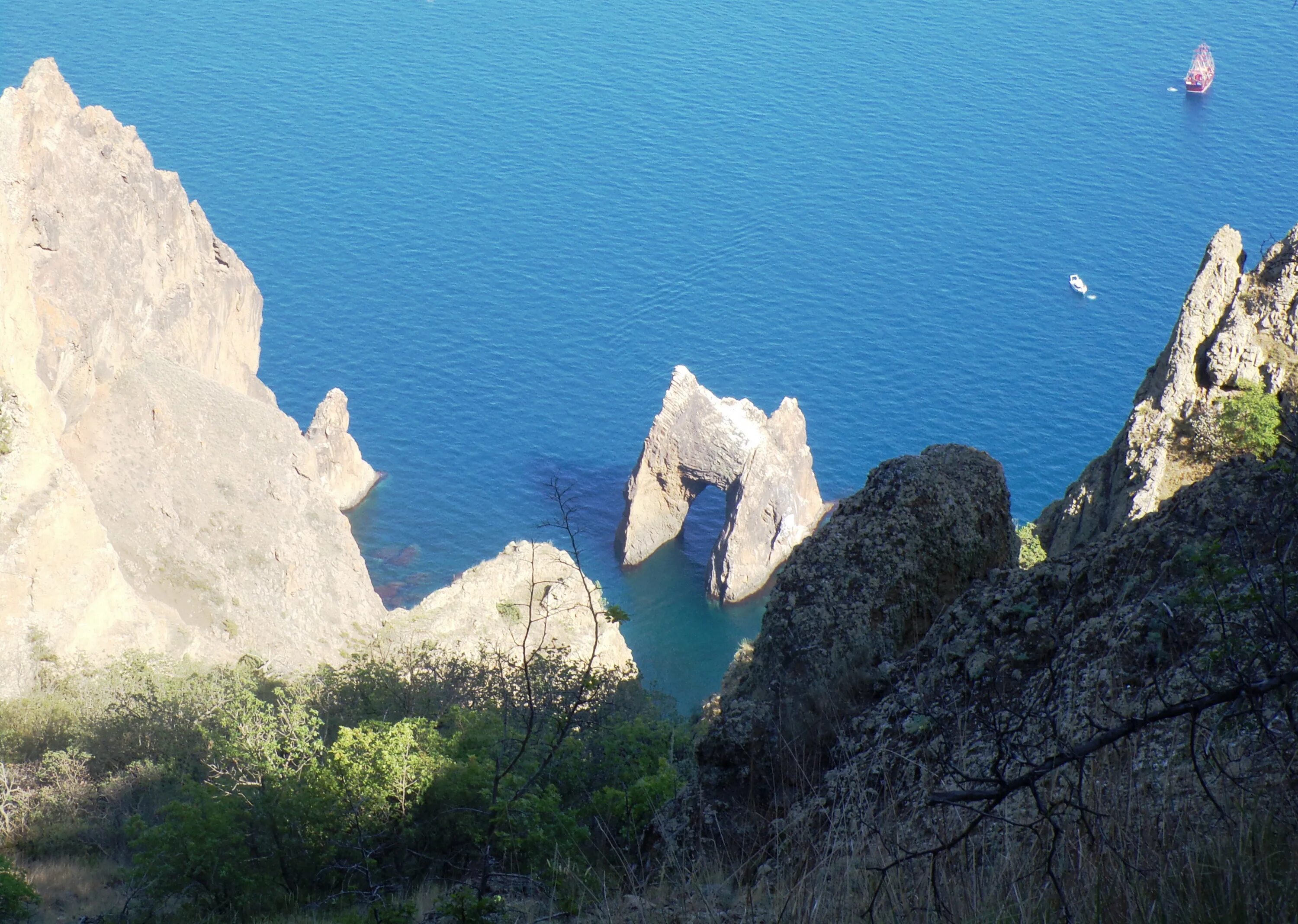 Где в крыму заповедники. Карадагский Крымский заповедник. Карагайский заповедник Феодосия. Достопримечательности Крыма Карадагский природный заповедник.