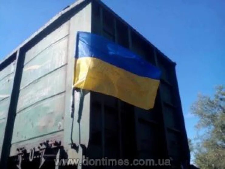 Украинский флаг в Луганске. Флаг Украины с поездом. Украинские флаги в Железнодорожном. Украинские флаги на поезде.