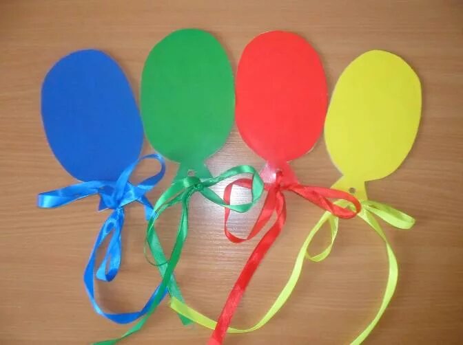 Воздушные шарики младшая группа. Игрушки с ленточками для малышей. Дидактические игрушки цветные шары. Дидактические игры с воздушными шарами. Привяжи ленточки к шарикам.