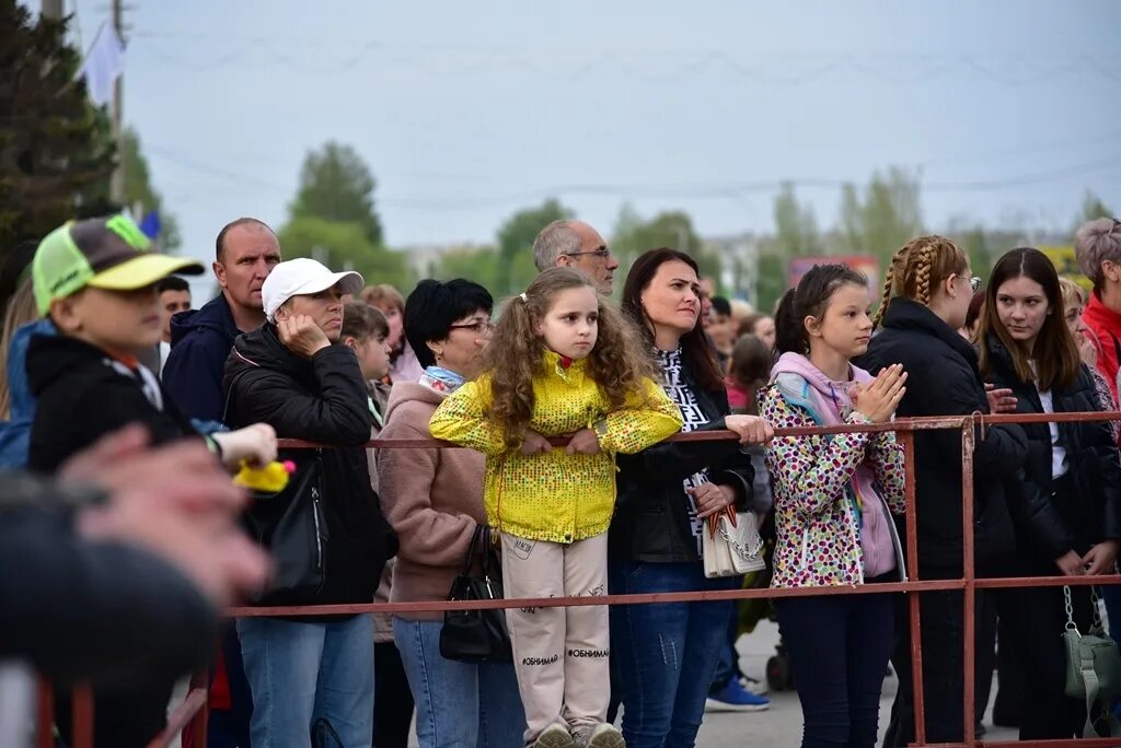 Слава балаково концерт. Концерт ко Дню Победы Ростовская область. День Победы концерт на красной площади. Дети проводят концерт 9 мая. Салют в Балаково 9 мая.