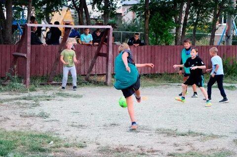 Играть в футбол во дворе