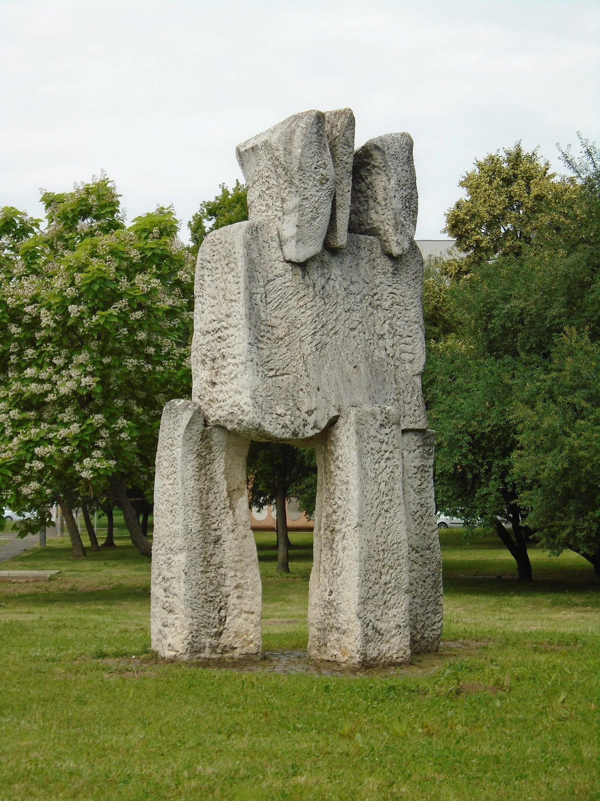 Stone памятники. Каменные скульптуры. Каменный памятник. Современная скульптура. Каменные скульптуры современные.