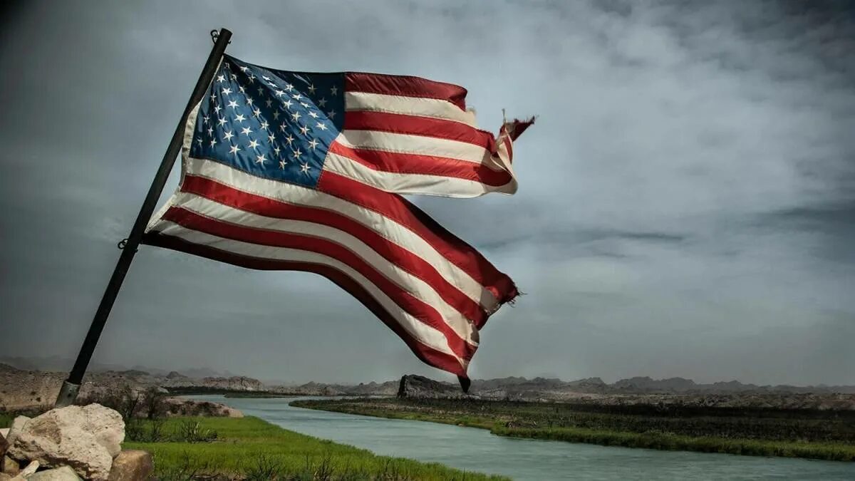 Флаг США. Флаг США 1783. Потрепанный американский флаг. Разорванный американский флаг. В великобритании спустили флаги