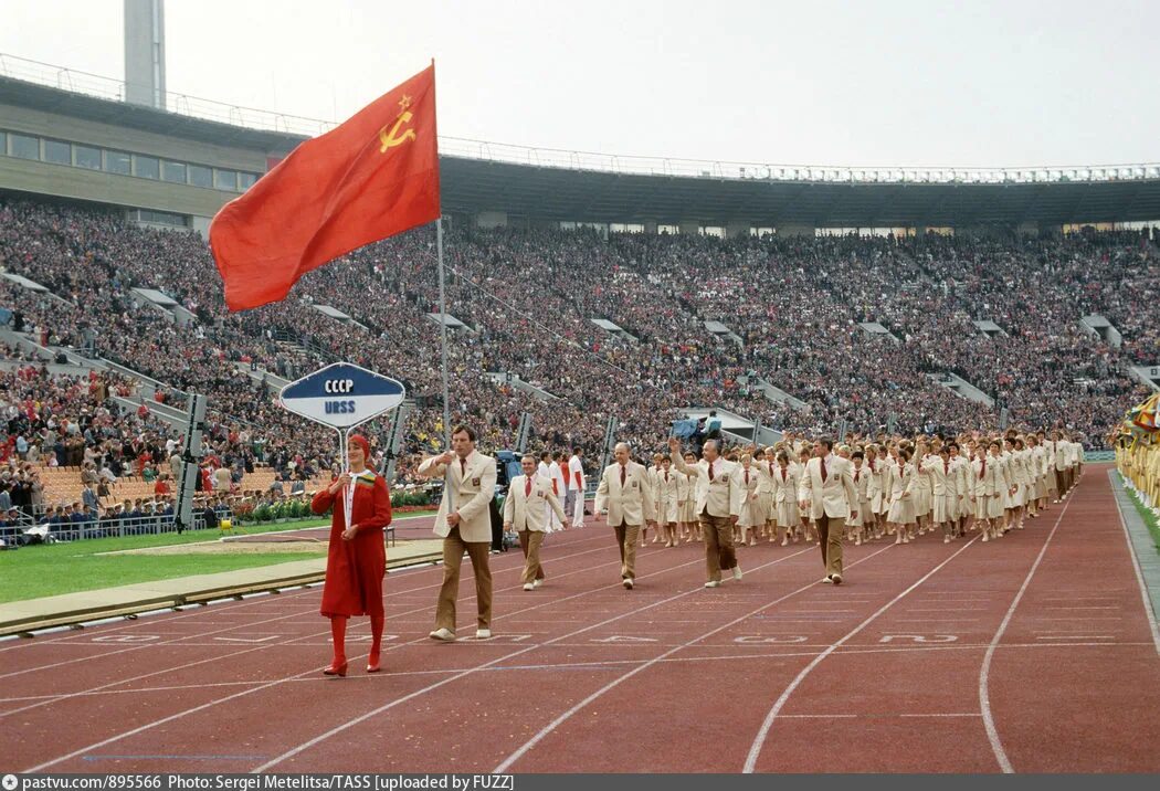 Олимпийские игры в СССР 1980. Флаг СССР на Олимпиаде. Российские спортсмены под флагом ссср