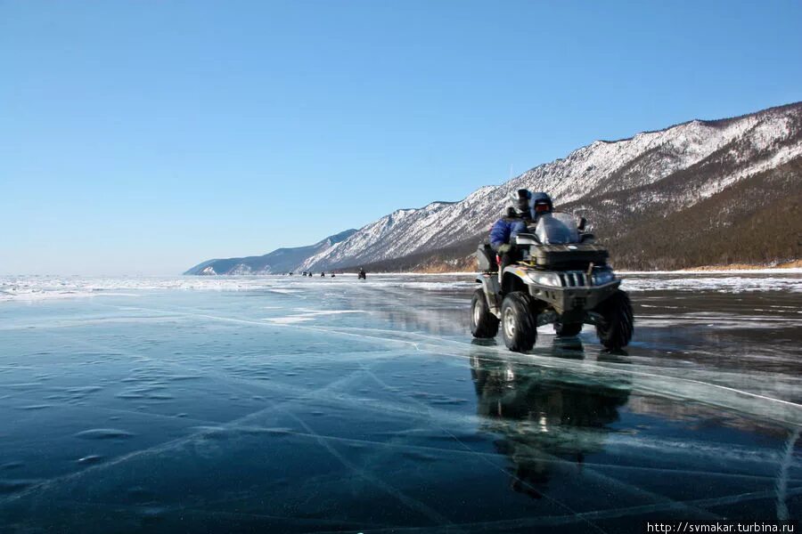 Можно на машине на лед. Квадроциклы Байкал Листвянка. Озеро Байкал джиппинг. Квадроциклы на Телецком озере. Джиппинг на Байкале зимой.