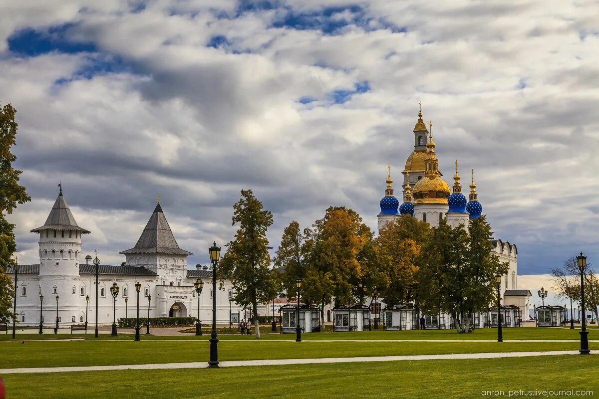 Тобольский кремль где. Тобольск столица Сибири. Тобольск Кремль. Кремль осень Тобольск. Сибирь Тобольск.