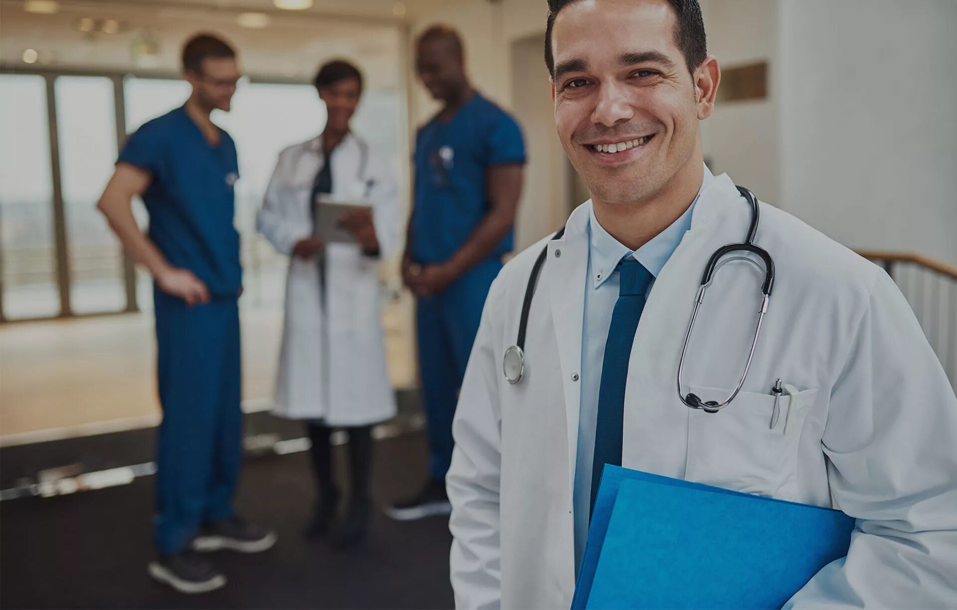 врач в халате stock. к чему снится врач мужчина. подготовка детей к операции. к чему снится врач мужчина. фото мужчина доктор стоит.