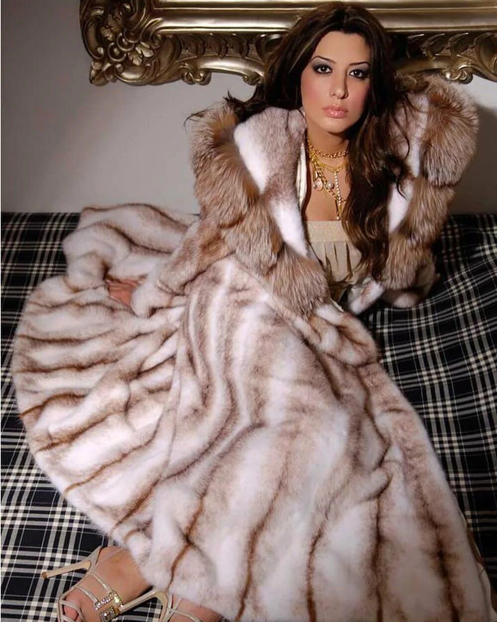 Красивые дорогие шубы. Шуба каляев из рыси. Soulis furs шуба. Lynx fur coat. Стильные девушки в шубках.