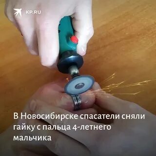 Мальчик суют
