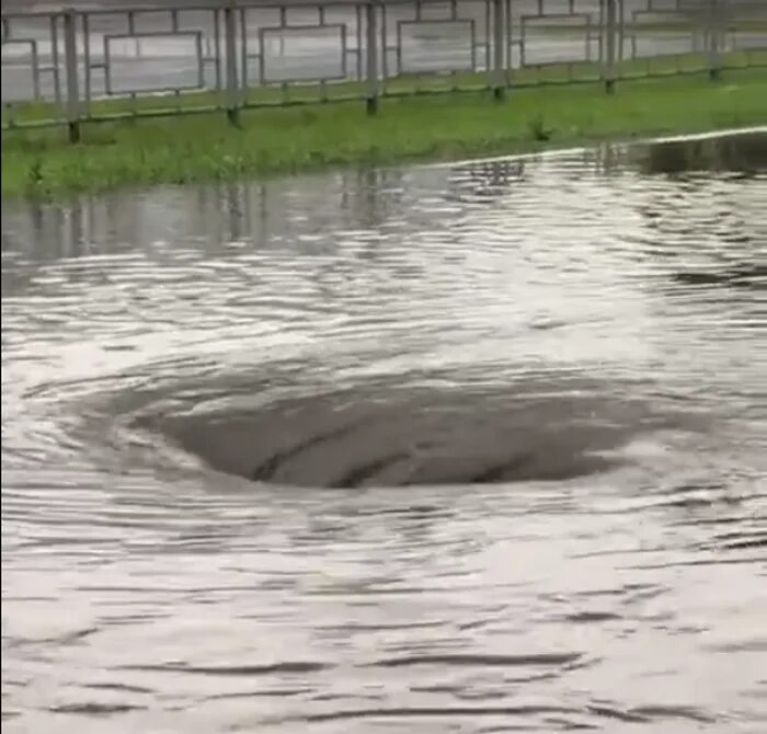 Водоворот на реке 8 букв. Гигантский водоворот. Водоворот в реке. Ливень в Дзержинске. Водоворот на реке Москва.