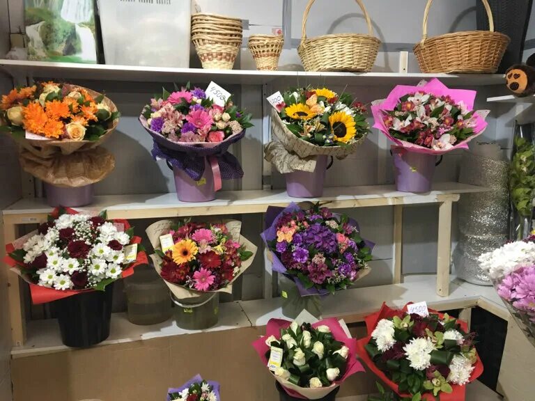 Цветочный магазин комсомольск. Цветы в цветочном магазине. Розы в цветочном магазине. Емкость для цветов в цветочный магазин. Держатели для цветов в цветочном магазине.