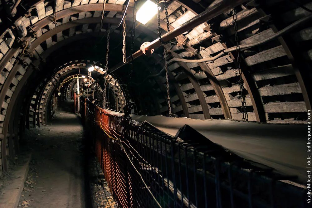 ленточный конвейер шахты. конвейер шахтный. конвейерный штрек в шахте. скребковый конвейер ср-70 в шахте. уголь добыча донбасс шахта.