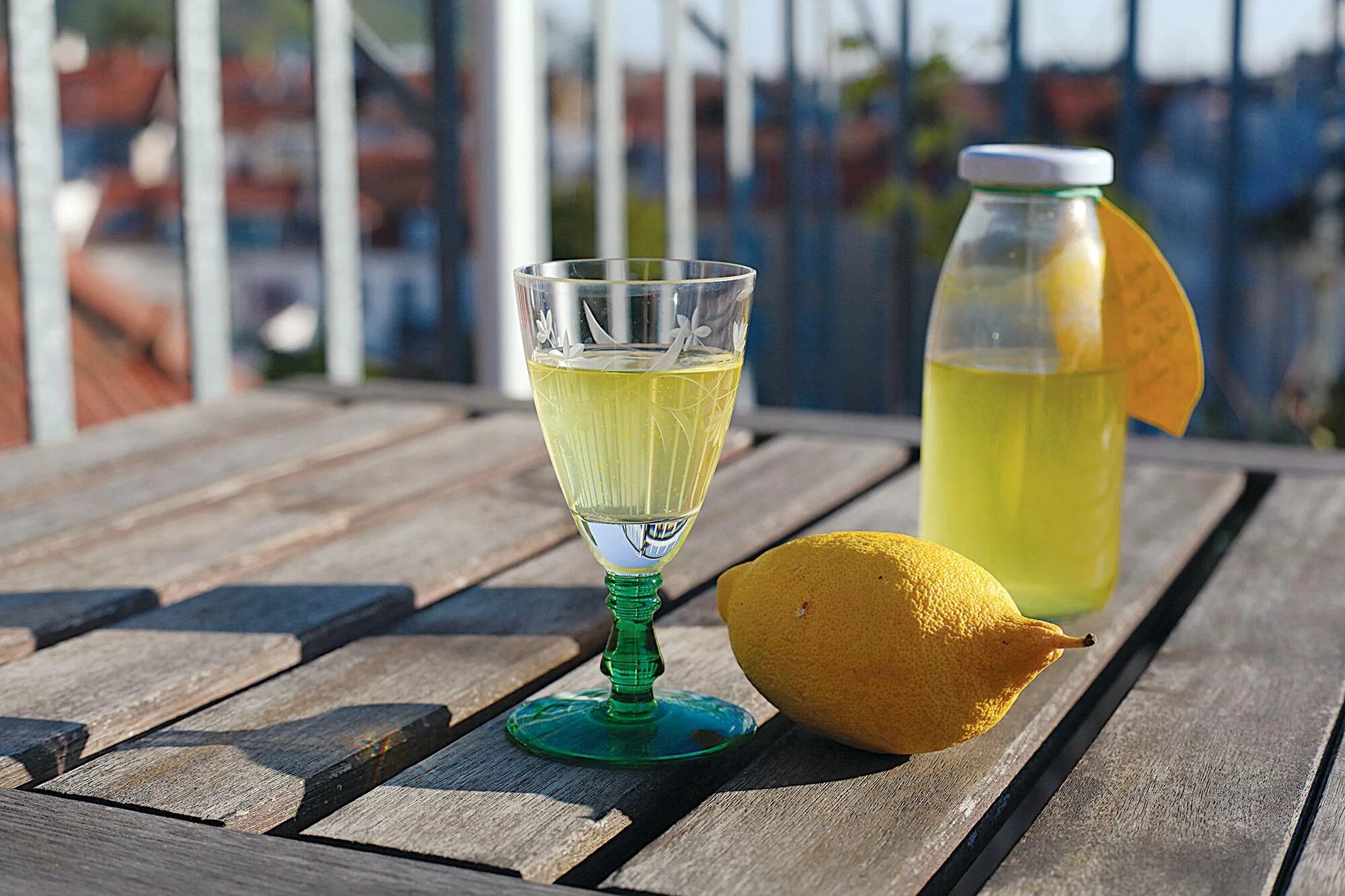 Лимончелло фото рецепт. Лимончелло. Лимонный ликер Лимончелло. Рюмки для Лимончелло. Лимончелло Италия.