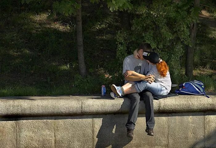Целуются на улице. Парочки в общественных местах. Пара целуется на улице. Любовь в общественном месте