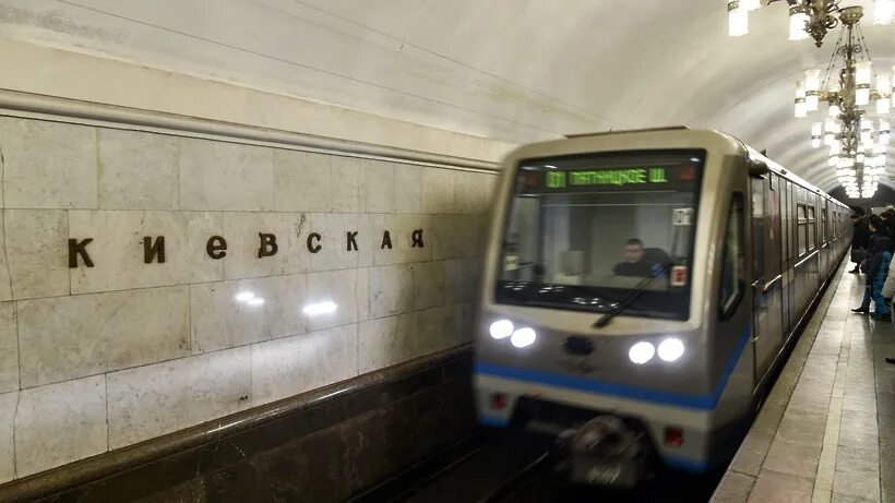 Поезда арбатско покровской. Метро Арбатско Покровская линия Русич. Арбатско Покровская линия Русич с 2006. Русич на Арбатско Покровской линии 2006. Арбатско-Покровская линия метро поезда.