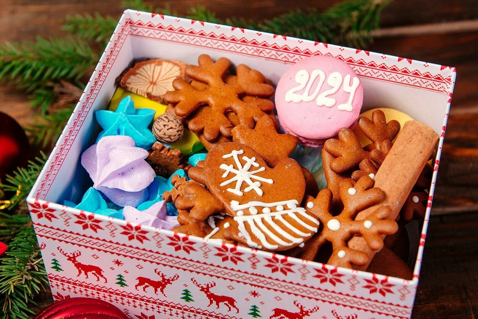 Зефир и пряник. Новогодние наборы пряников. Коробки для печенья. Подарочная коробка с печеньем. Подарочное печенье.