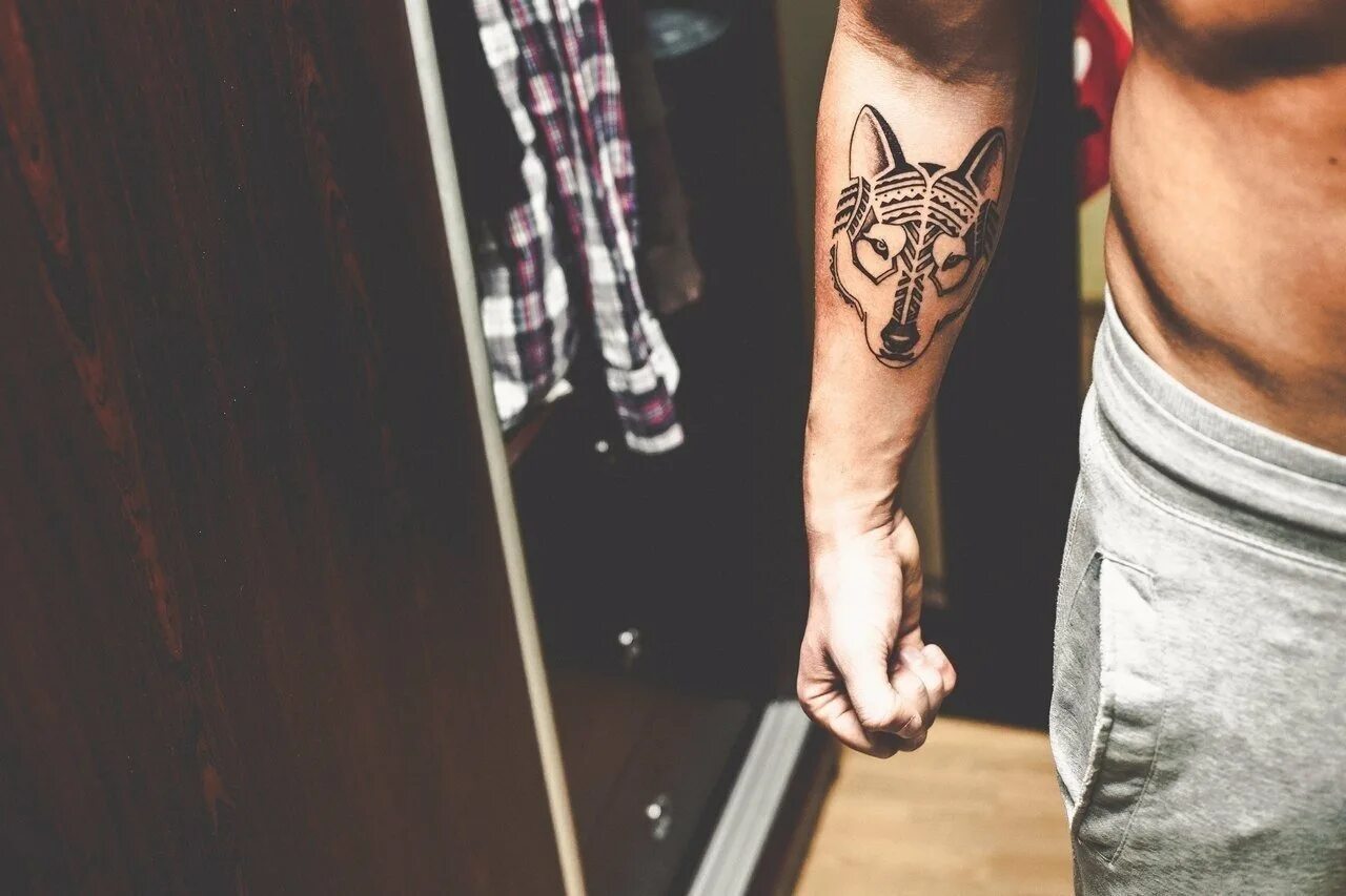 Татуировки на руку мужские маленькие. Тату на руке. Татуировки мужские на руке. Классные тату для мужчин на руку. Небольшие Татуировки для мужчин.