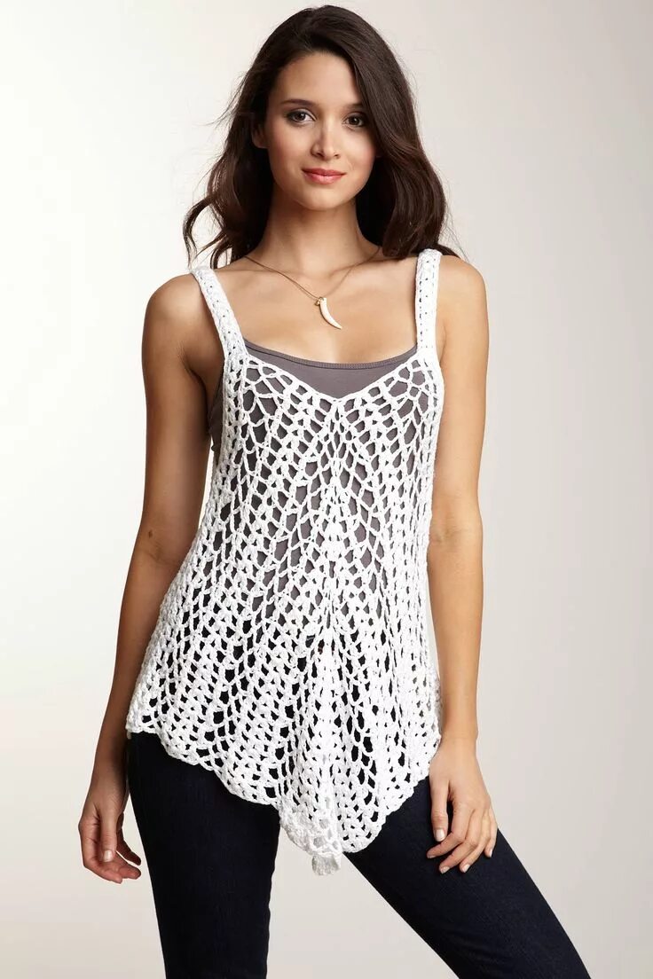 Красивые вязаные топы. Вязаные топики. Женская майка крючком. Вязаная летняя майка. Вязаный летний топ.