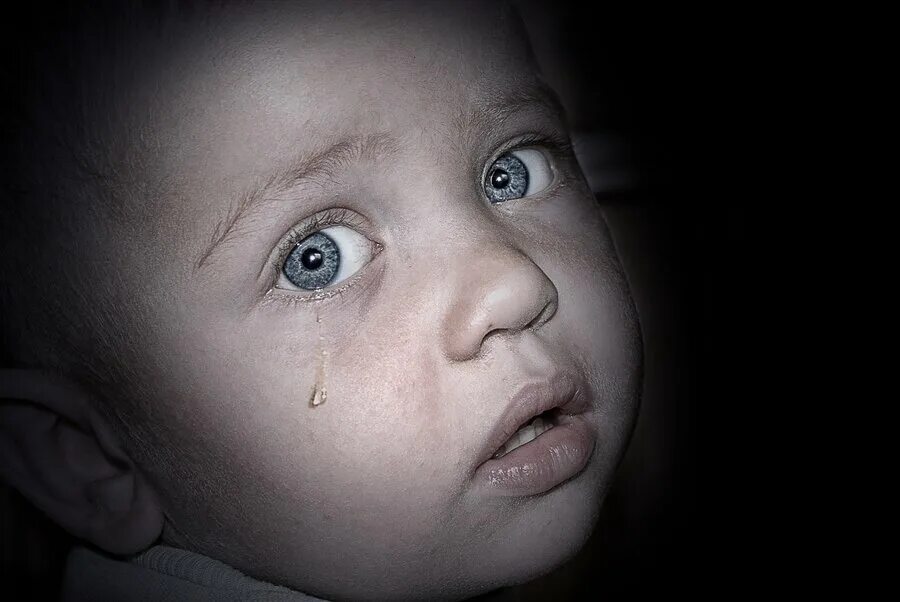 Мальчик со слезами на глазах. Плачущий ребенок. Детские слезы. Малыш слезы. Ребёнок со слезинеой.