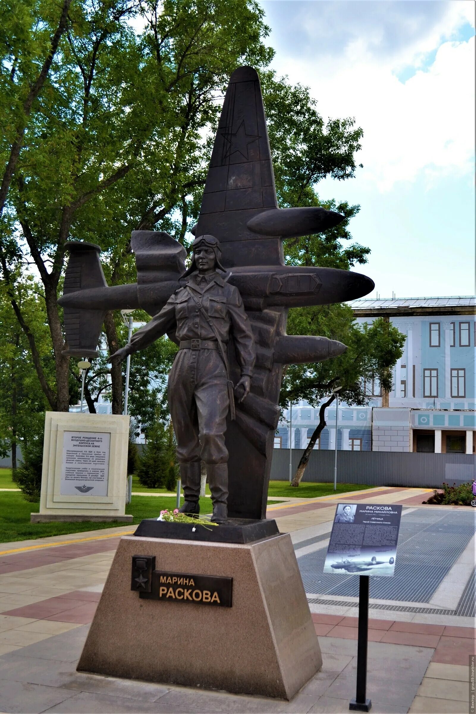 М расковой энгельс. Памятник Марине Расковой. Парк памяти героев Авиаторов Энгельс. Памятник Марине Расковой в Энгельсе. Памятник в парке Расковой Саратов.