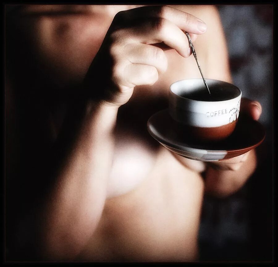 Картинка утро мужчине. Доброе утро мужчине. Кофе в постель мужчине. Кофе любимому мужчине. Голый мужчина с чашкой кофе.
