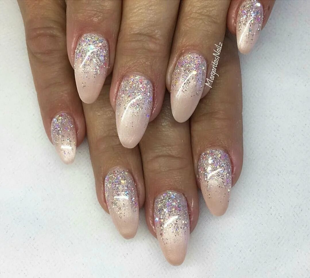 маникюр растяжка блестками миндаль