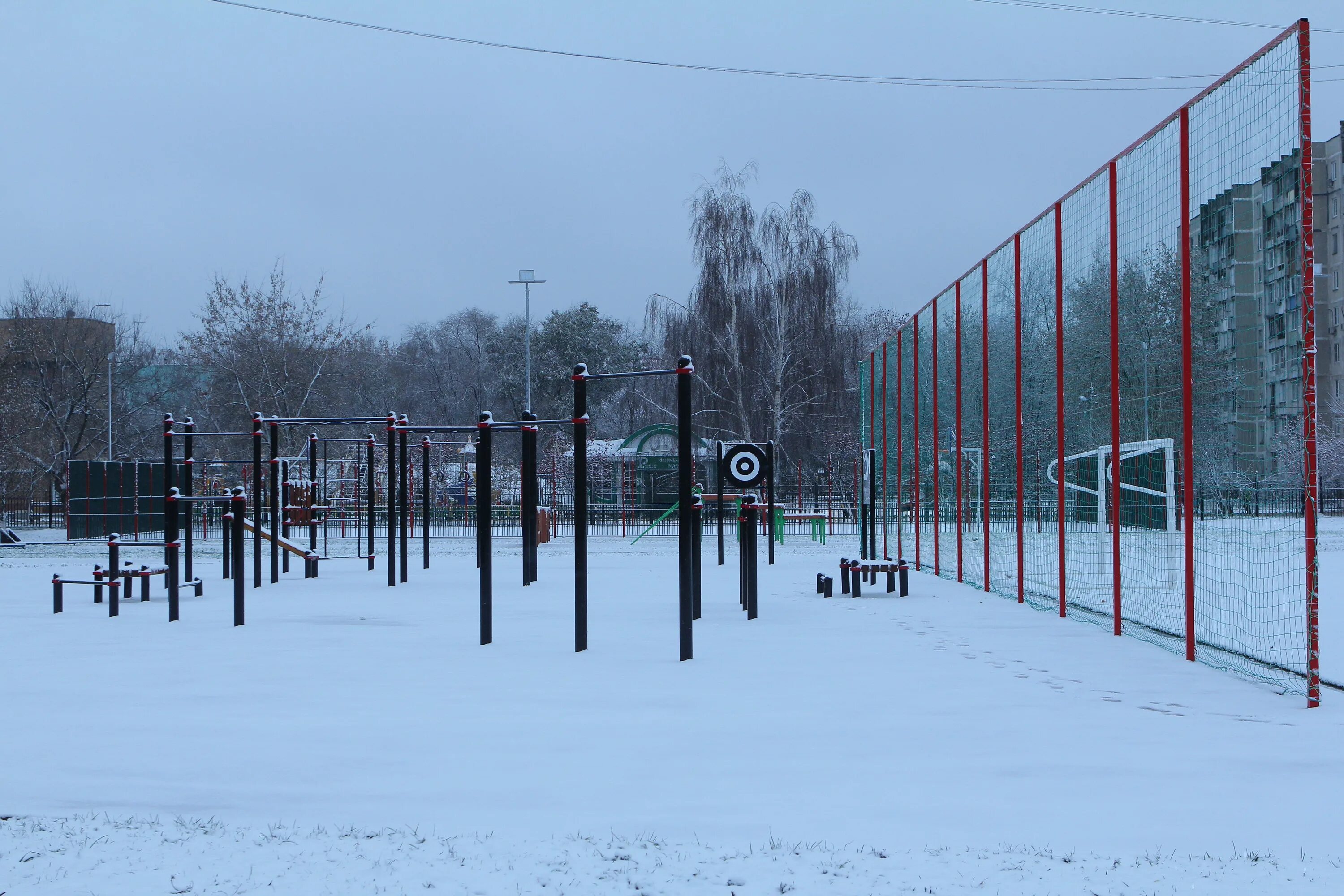 Спортивная площадка в школе нормы. Мега Дыбенко парк воркаут площадка. Спортивная площадка зимой. Школьная спортивная площадка зимой.