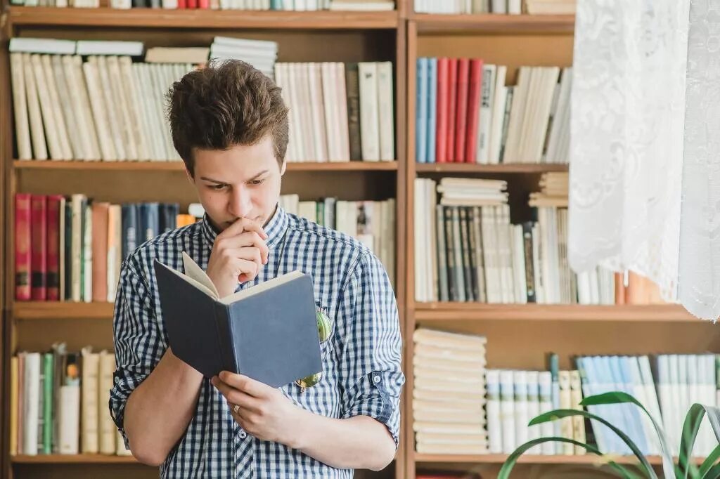 Читать книгу без рук. Подросток с книгой в руках. старшеклассник с книгой в руках. студент с книгой в руках. подросток с учебниками.