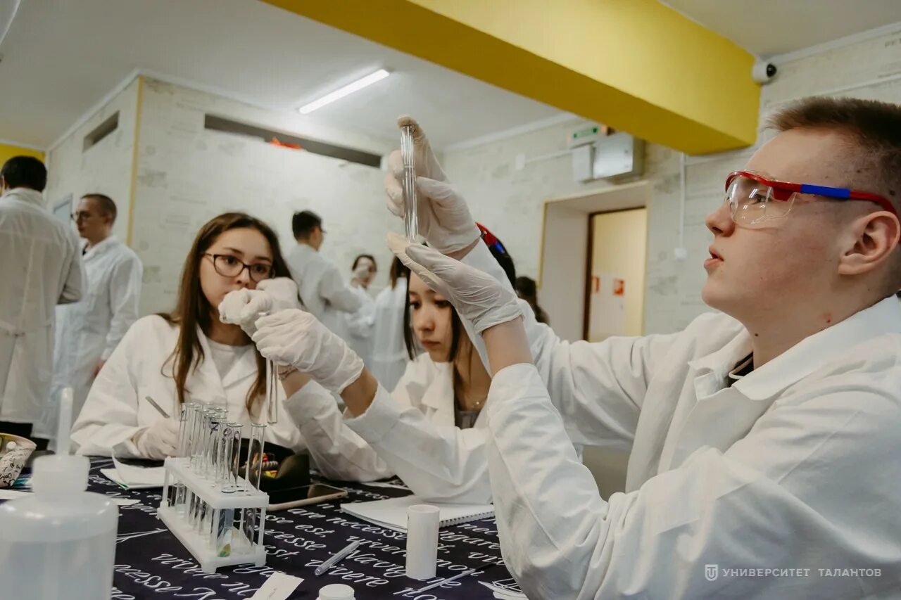 Студенты в химической лаборатории. Зоологическая лаборатория. Студенты биологи вузов. Группа студентов биологов. Биологи в лаборатории студенты.