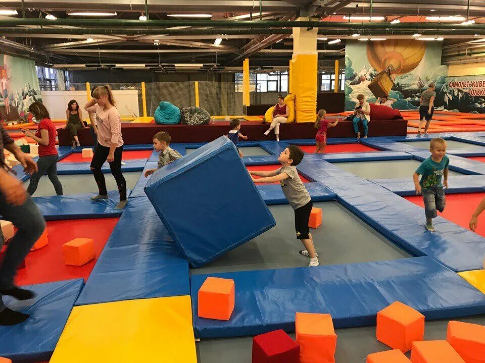 батутный центр в казани парк хаус. батутный комплекс полетайка казань. батуты тольятти jump hall. батуты тольятти полетайка. батутный центр тольятти.