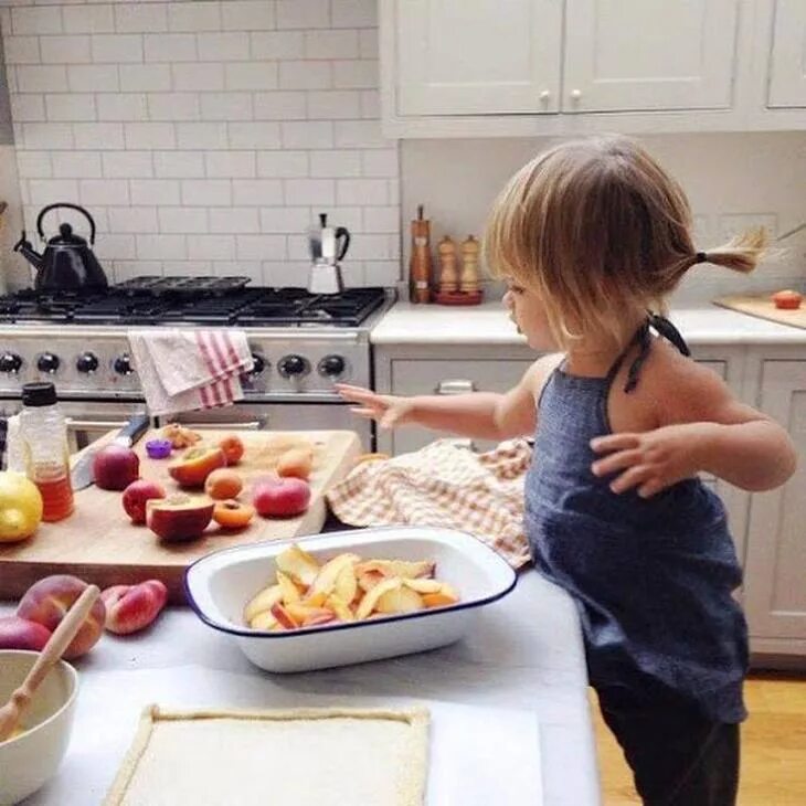 Мама пошла на кухню. Кухня для детей. Готовка с детьми на кухне. Фотосессия малыша на кухне. Дети играются на кухне.