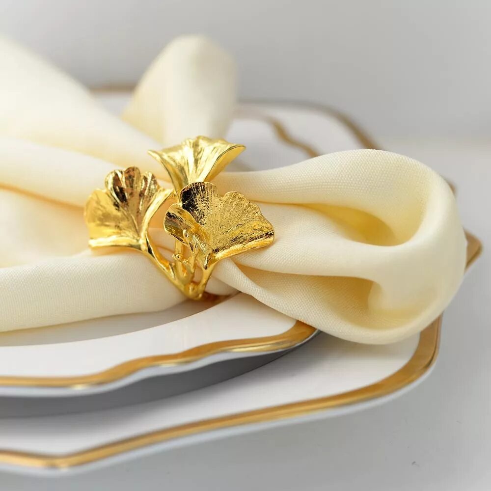 Кольца для салфеток для сервировки. Как одеть кольцо на салфетку. Сервировочные кольца для салфеток. Сервировка стола салфетками тканевыми с кольцами. Кольца для салфеток для сервировки стола.