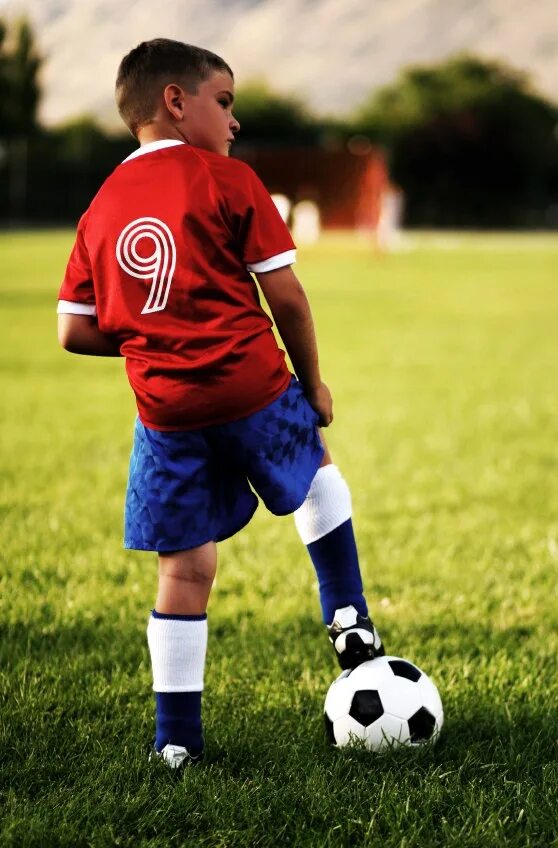 Мальчик мяч футбол. Мальчик с футбольным мячом. Футбол дети. Дети футболисты. Футбольное поле для детей.