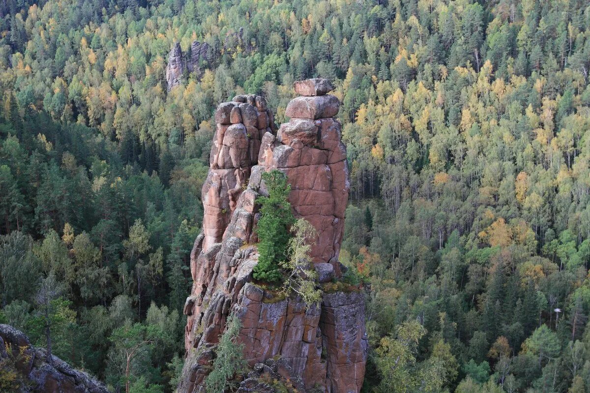 Тур в красноярском крае. Национальный парк Красноярские столбы. Красноярск скалы заповедник столбы. Скала колокольня Красноярские столбы. Скала Ковриги Красноярские столбы.