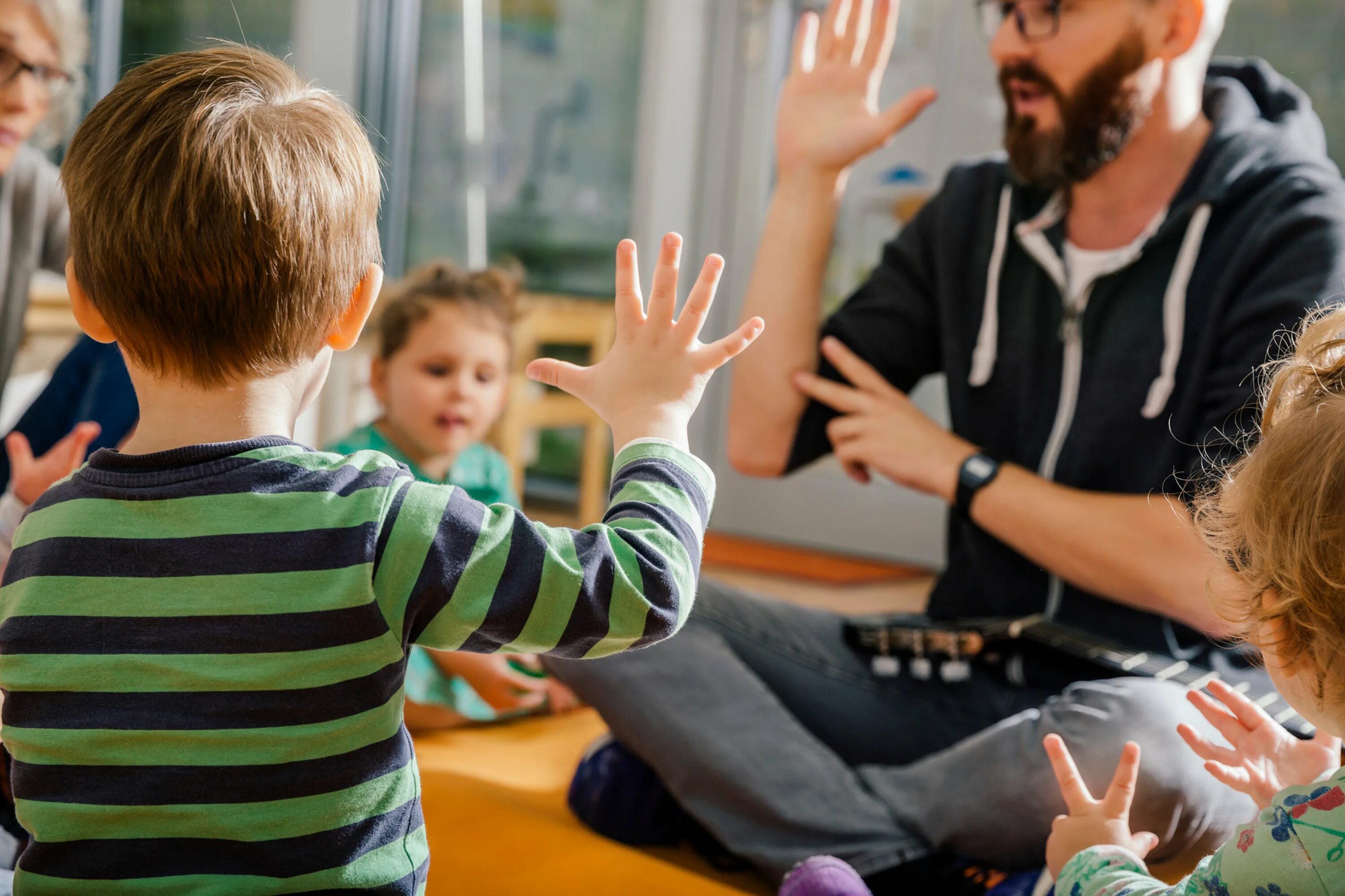 Raise children. Родители школьников. Дети школьники. Ученик и учитель хлопают в ладоши. Фото детское школьное хлопают в ладоши.