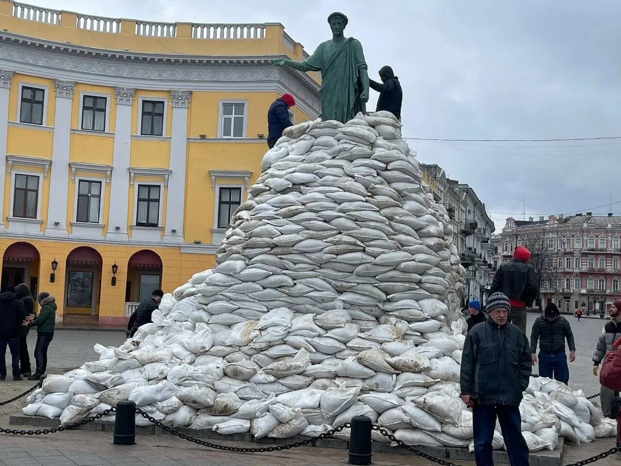 Украинский одесский. Памятник Дюку Ришелье в Одессе. Памятник Дюку Ришелье Одессе обложен мешками с песком. Дюк Ришелье памятник. Памятник Дюку де Ришелье.