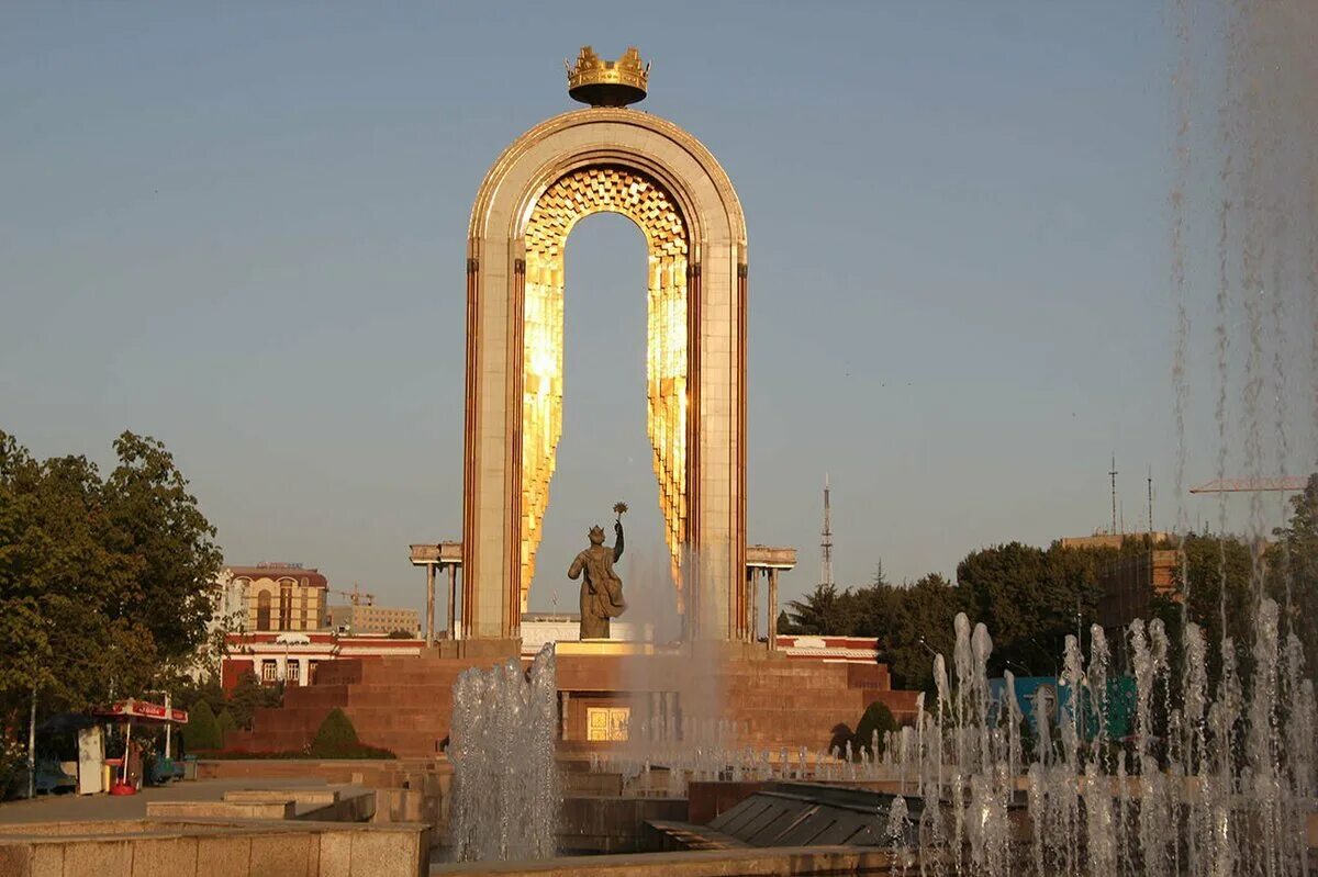 Душанбе красивая. Таджикистан памятник Исмаилу Самани в Душанбе. Таджикистан статуя Исмаила Самани. Парк Исмаила Самани в Таджикистане.