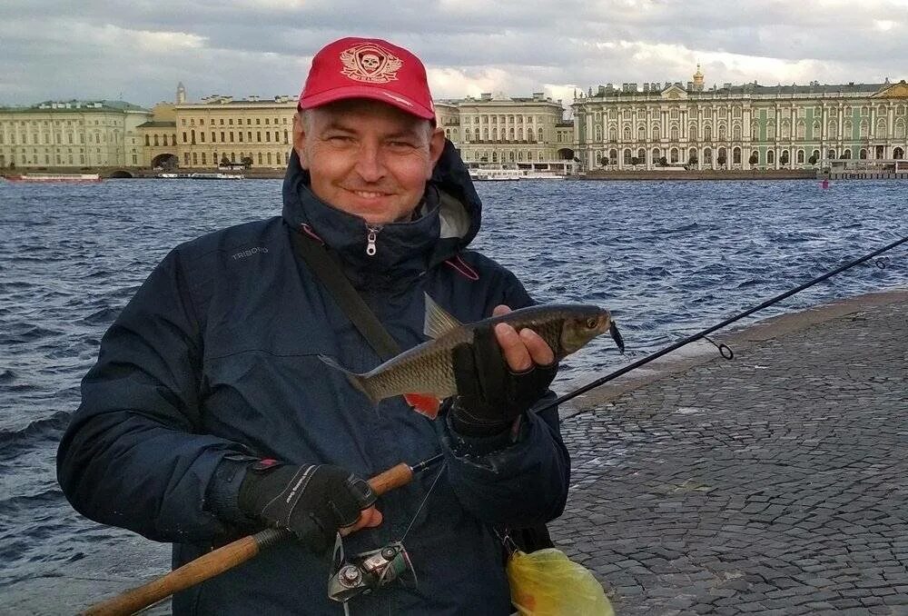 Рыбалка на неве невский район. Корюшка на лотках. Рыбалка на неве. Корюшка на рынках питера. Рыбный рынок в петербурге.