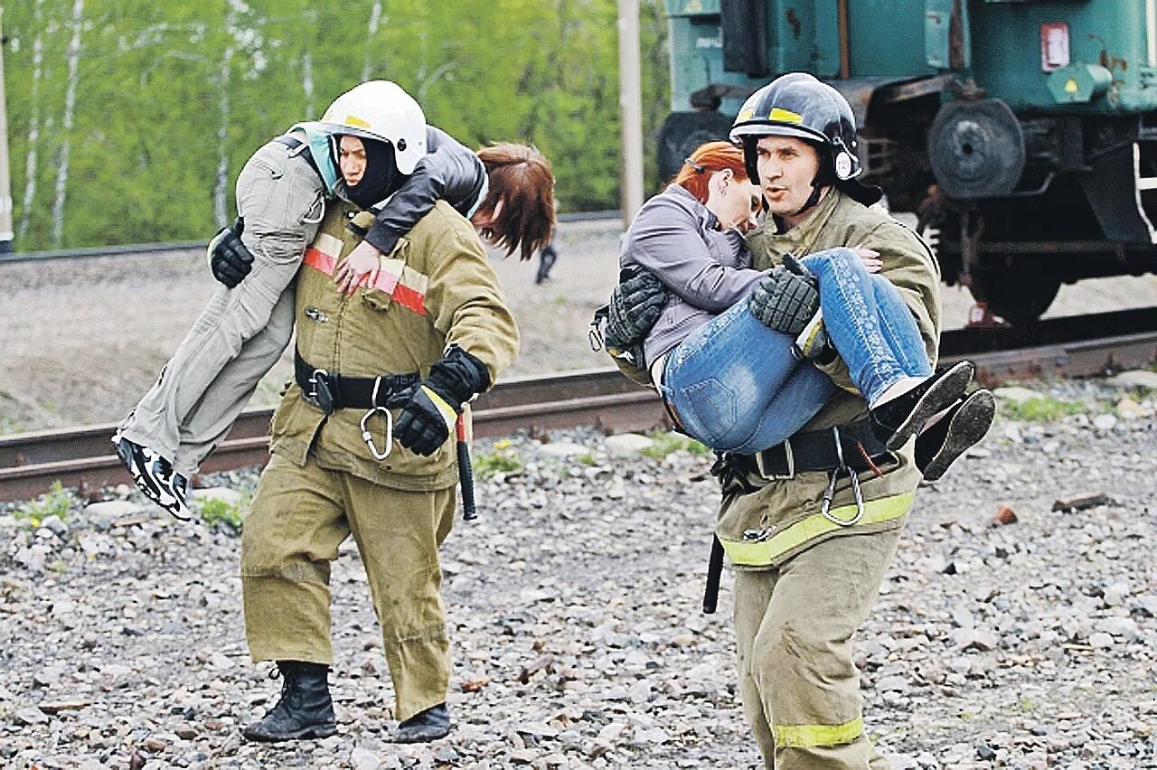 Пример спасение людей. Военные спасатели. Спасатель МЧС. Человек спасатель. Военные спасатели МЧС.