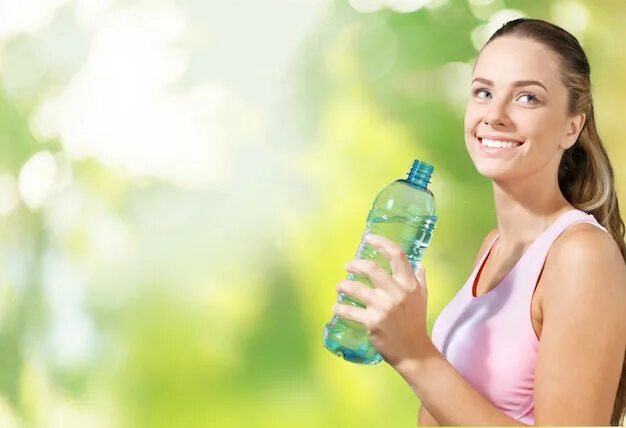 Питьевая вода на улице. Питьевая вода ЗОЖ. Забота о здоровье чистая питьевая вода. Питьевая вода главный фактор здорового образа жизни. Женщина с вода бакалажка.