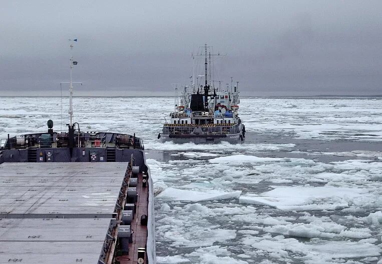 Северный морской путь. Что происходит с водным транспортом зимой. Корабль на енисее красноярск. Что происходит с водным транспортом зимой. Свп нептун 15.