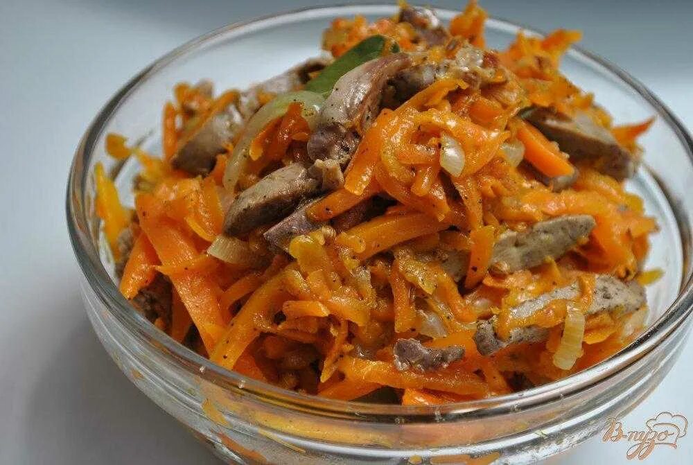 Салат куриной печенью и корейской морковью рецепт. Салат с печенью и морковью. Салат с печенью и морковью и луком. Салат с морковью и луком. Салат из печени и моркови.